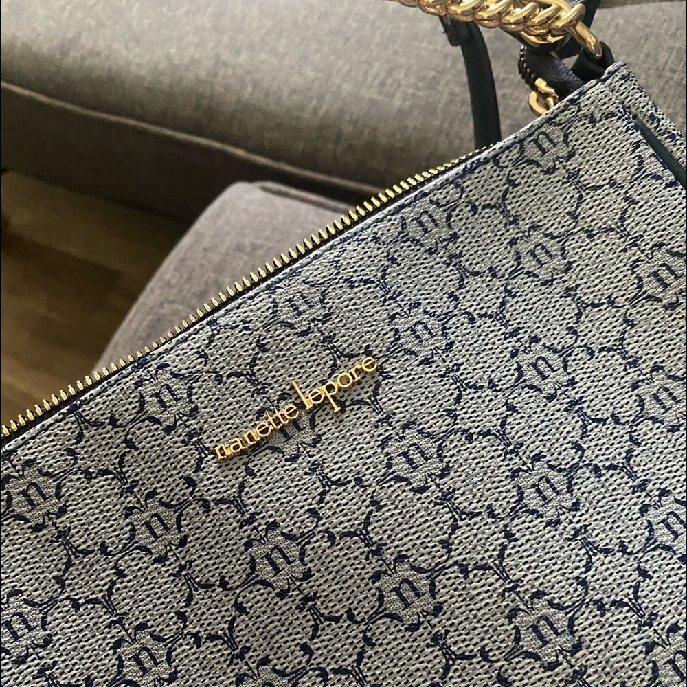 I have way too many purses that I never use !!